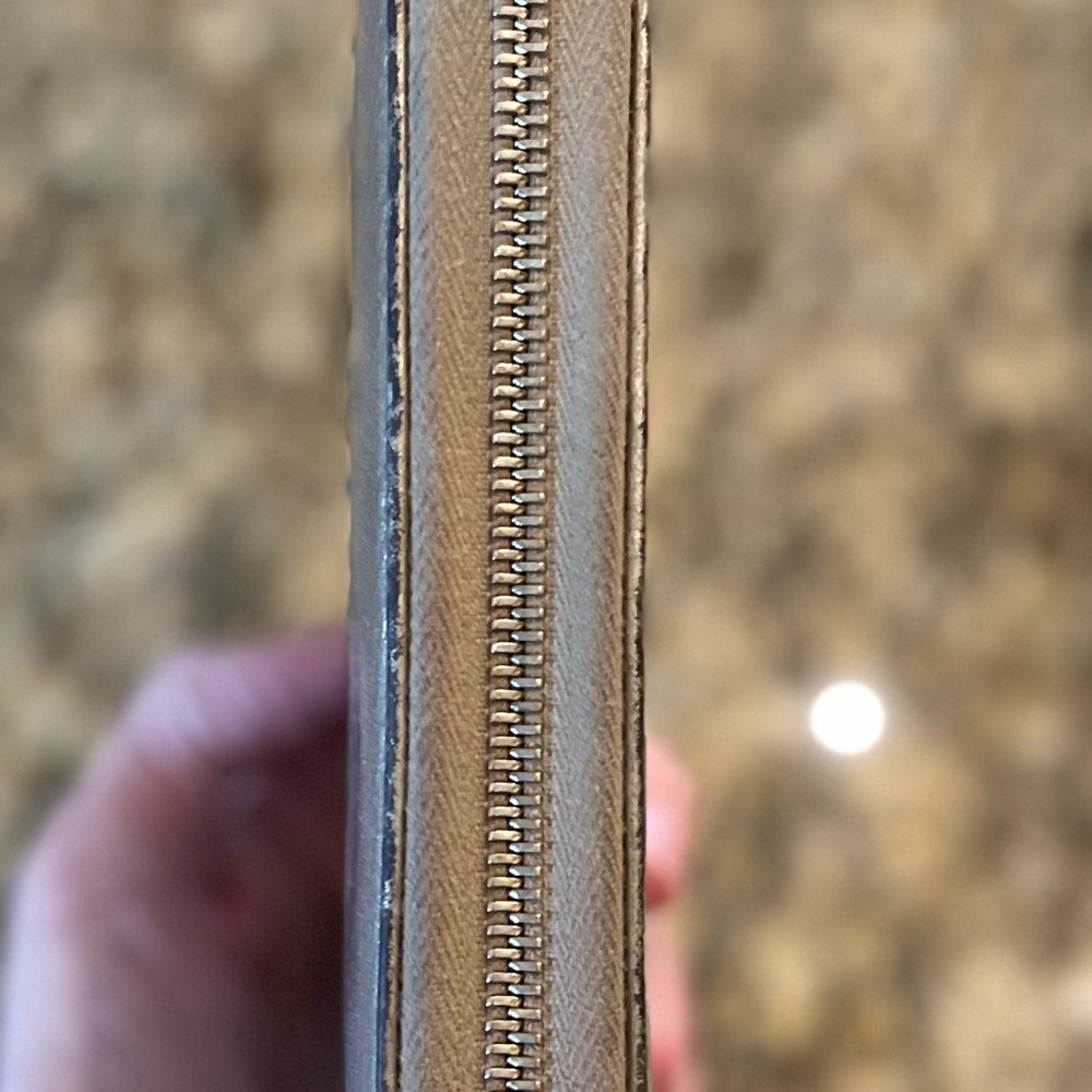 Gucci Metallic Gold Leather
Soho Zip Around Wallet - Picture 7 of 10
